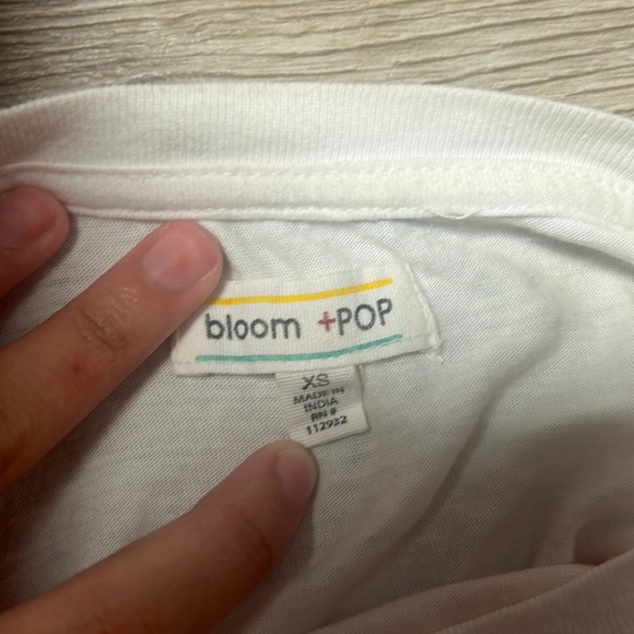 Bloom+pop tie dye t shirt,knot tie on bottom size XS - Picture 2 of 2
